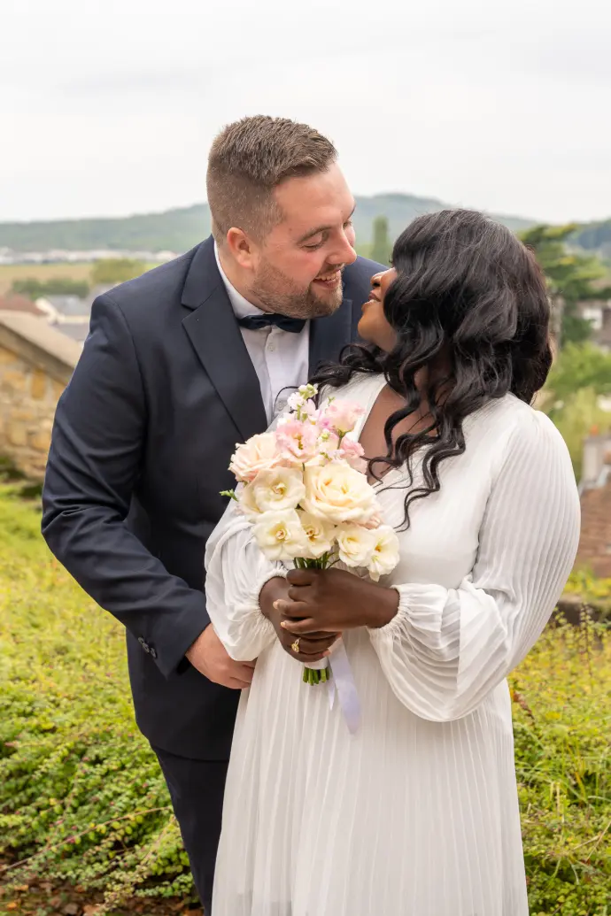 Duo photographe vidéaste mariage Moselle capturant un échange de vœux, émotion et souvenirs authentiques, reportage mariage complet