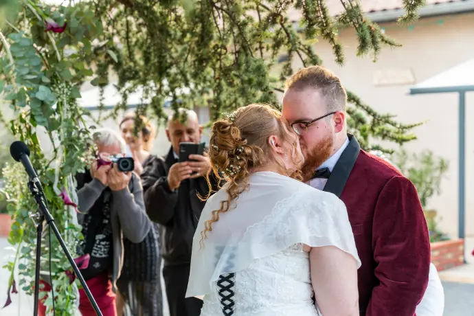 Duo photographe vidéaste mariage Moselle capturant un échange de vœux, émotion et souvenirs authentiques, reportage mariage complet