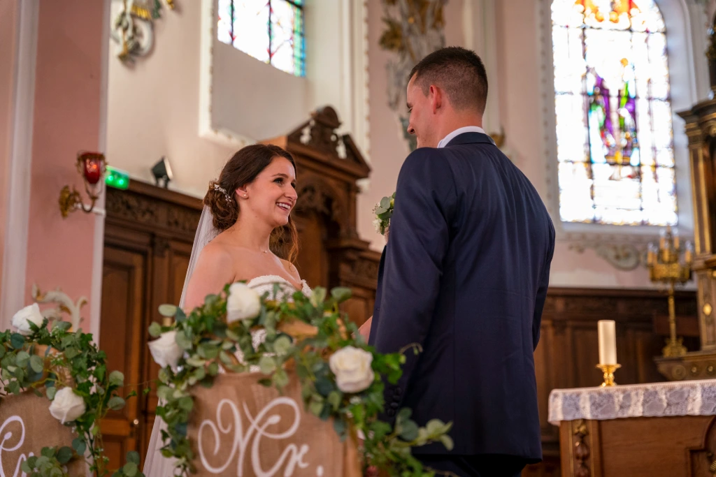 Duo photographe vidéaste mariage Moselle capturant un échange de vœux, émotion et souvenirs authentiques, reportage mariage complet